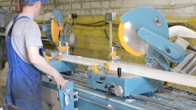Производство пластиковых окон - резка профиля